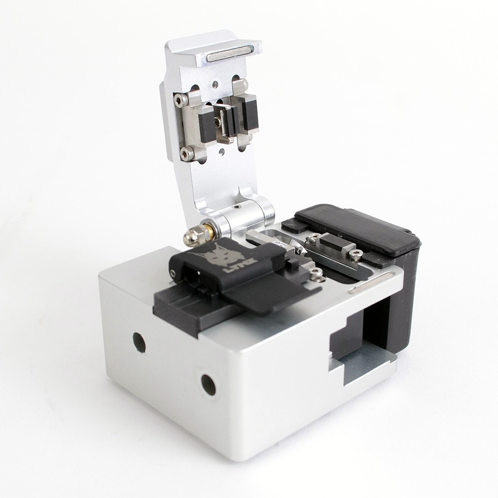 LYNX Precision Fiber Optic Cleaver with Fiber Basket