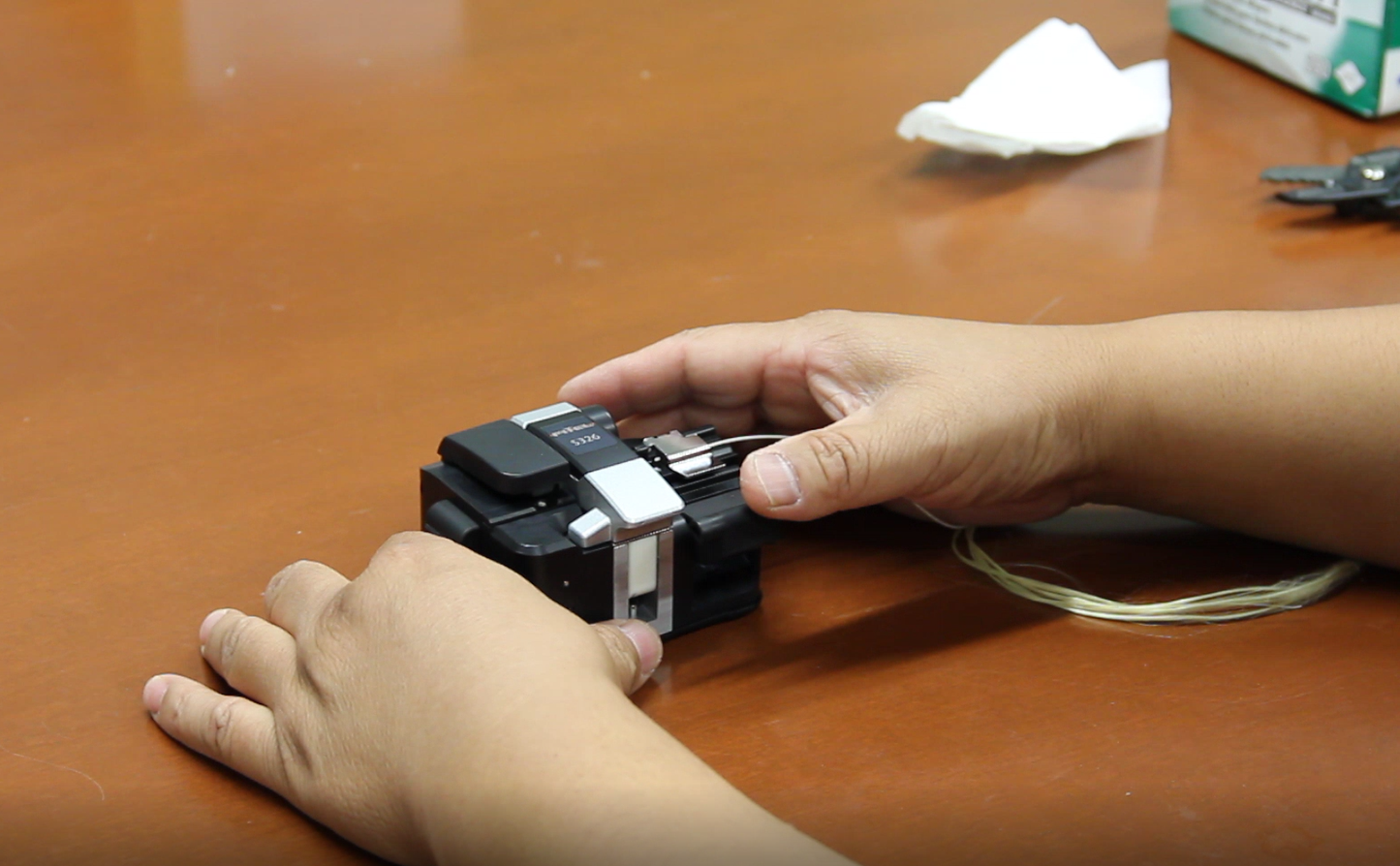 How to cleave optical fiber with Fitel's S326A high precision fiber cleaver?